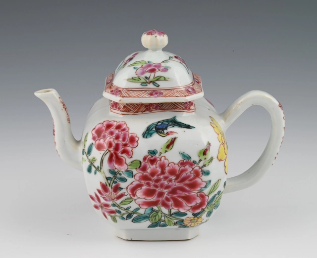 Ein chinesisches Porzellan Famille-Rose-Teegefäß - image 1