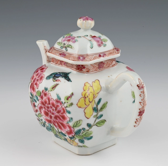 Ein chinesisches Porzellan Famille-Rose-Teegefäß - image 3
