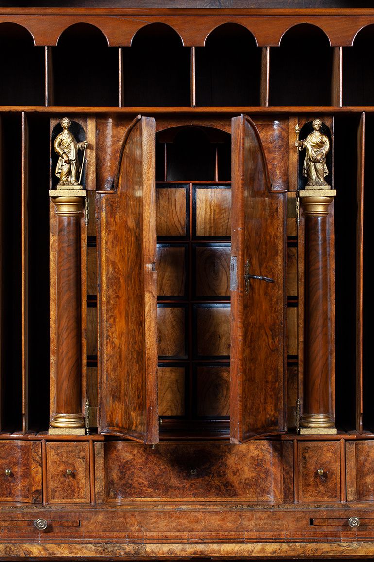 A Walnut double domed bureau bookcase - afbeelding 3