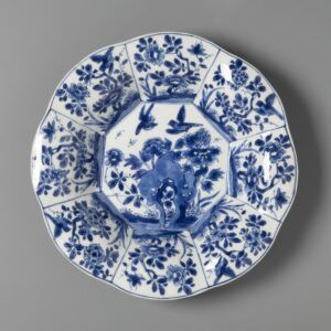 Set of five chinese blue and white lobed plates with floral design - image 2