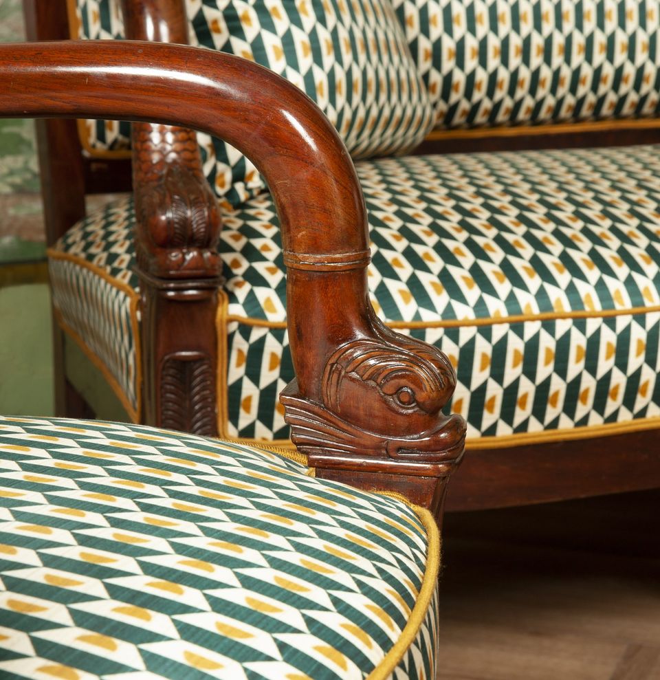 A FINELY CARVED MAHOGANY EMPIRE SOFA “AUX DAUPHINS” AND TWO FAUTEUILS - image 2