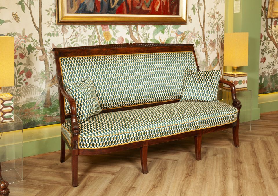 A FINELY CARVED MAHOGANY EMPIRE SOFA “AUX DAUPHINS” AND TWO FAUTEUILS - image 3