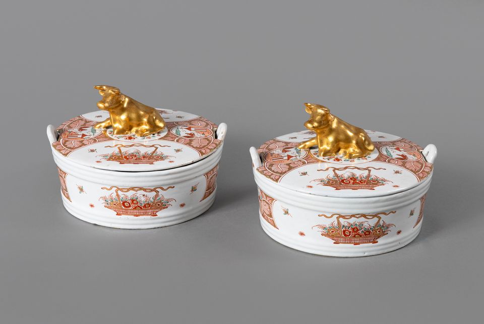 A pair of Dutch Delft doré round butter tubs with cover with a gilded lying cow - afbeelding 2
