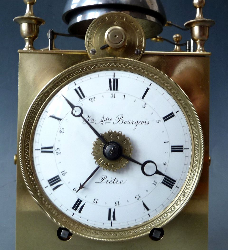 Franse Capucine klok met datum aanwijzing, kwartierslag op twee bellen, c. 1820. - afbeelding 2