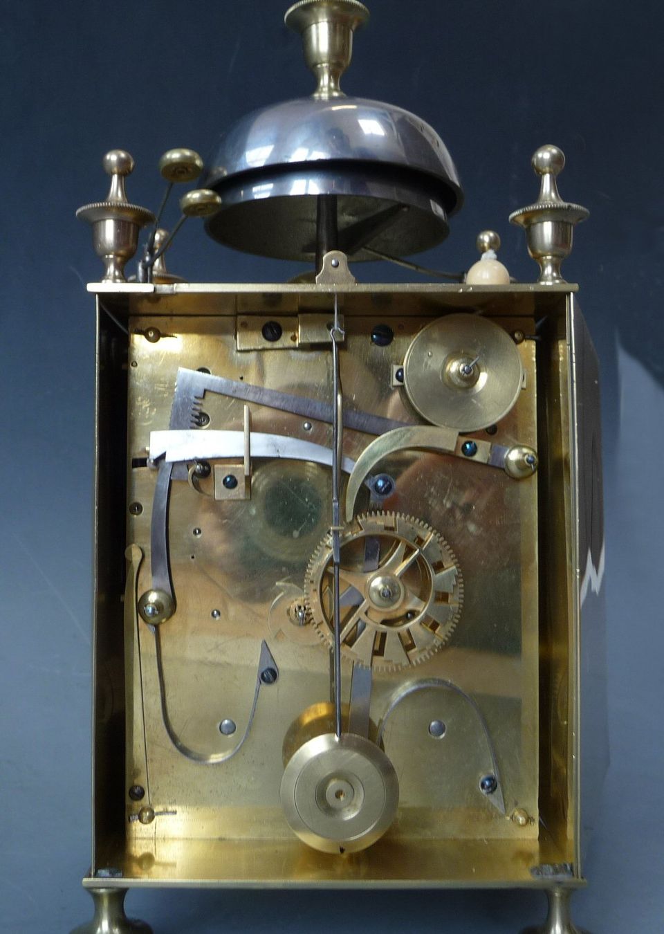Franse Capucine klok met datum aanwijzing, kwartierslag op twee bellen, c. 1820. - afbeelding 4