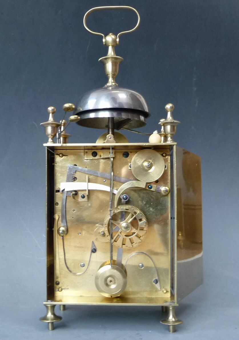 Franse Capucine klok met datum aanwijzing, kwartierslag op twee bellen, c. 1820. - afbeelding 6