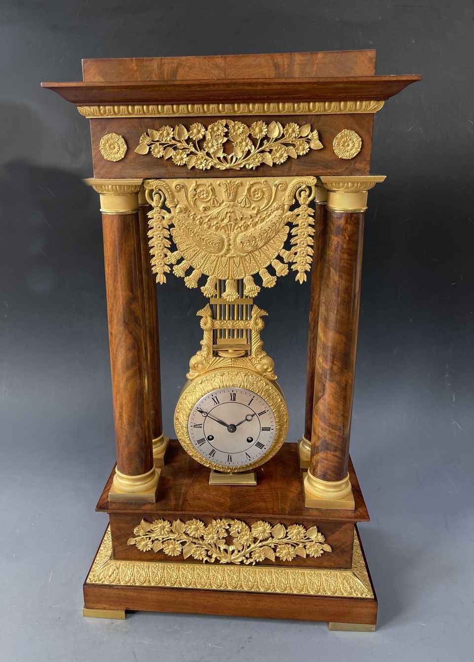 A French mahogany ormolu mounted portico mantel clock with oscillating movement, Empire ca. 1820-30. - image 2