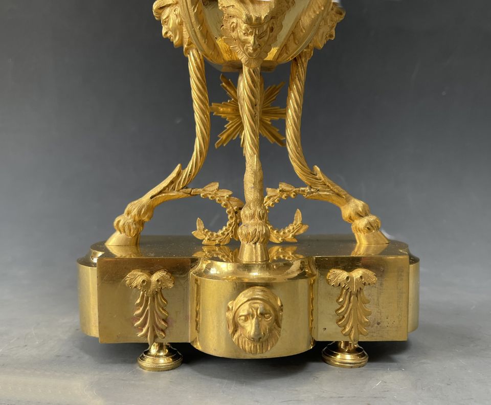 A Directoire vase mantel clock with griffins, France circa 1800. - image 4