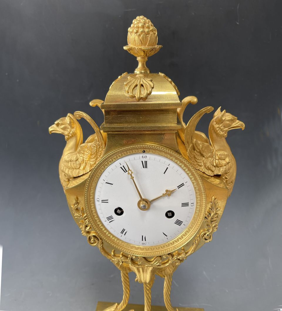 A Directoire vase mantel clock with griffins, France circa 1800. - image 5