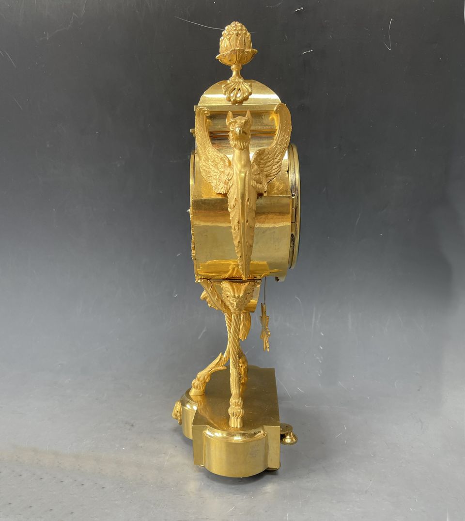 A Directoire vase mantel clock with griffins, France circa 1800. - image 2