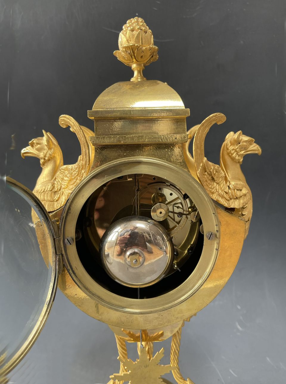 A Directoire vase mantel clock with griffins, France circa 1800. - image 6