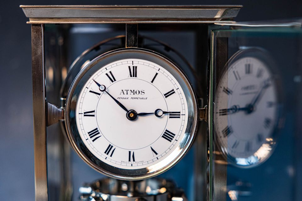 Reutter Atmos, white enamel dial, c. 1930. Movement numbered: 1090. - image 4