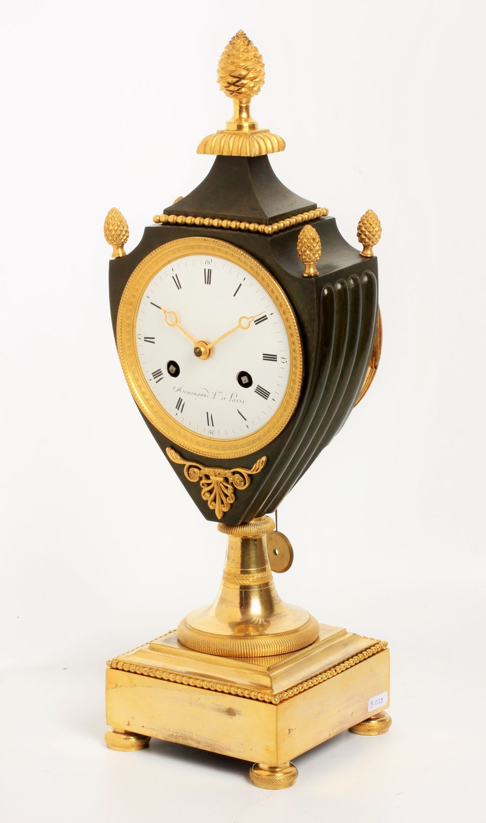 Een Franse Empire vuurverguld en bronzen vaaspendule gesigneerd Armingaud L.né à Paris, circa 1800 - afbeelding 2