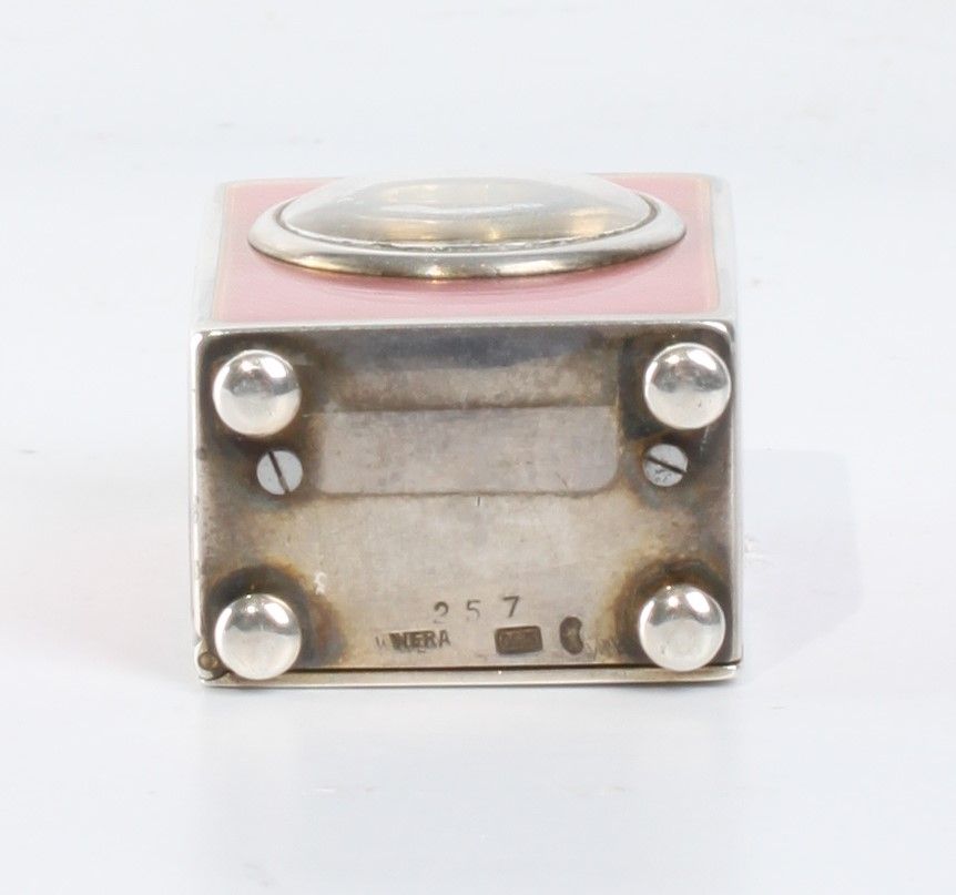 Een miniatuur Zwitsers zilveren roze transparant guilloche email klokje, circa 1900 - afbeelding 6
