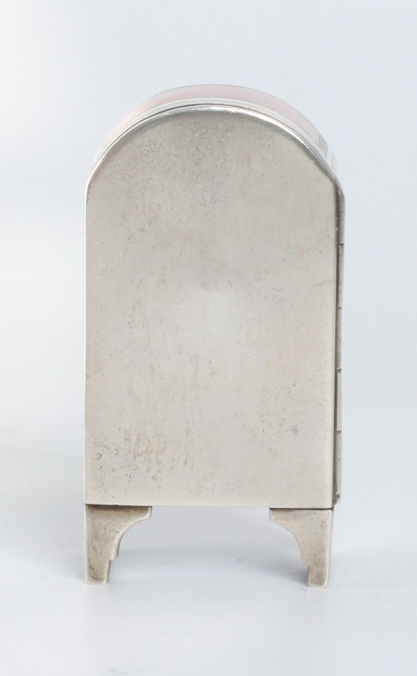 Een miniatuur getoogd Zwitsers zilveren roze transparant guilloche email klokje, circa 1900 - afbeelding 4