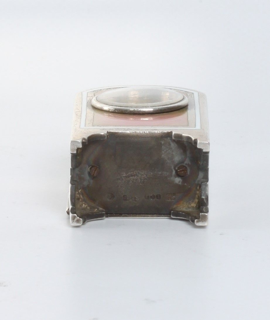 Een miniatuur getoogd Zwitsers zilveren roze transparant guilloche email klokje, circa 1900 - afbeelding 7