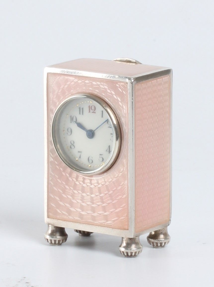 Een miniatuur Zwitsers zilveren roze transparant guilloche email klokje, circa 1900 - afbeelding 2