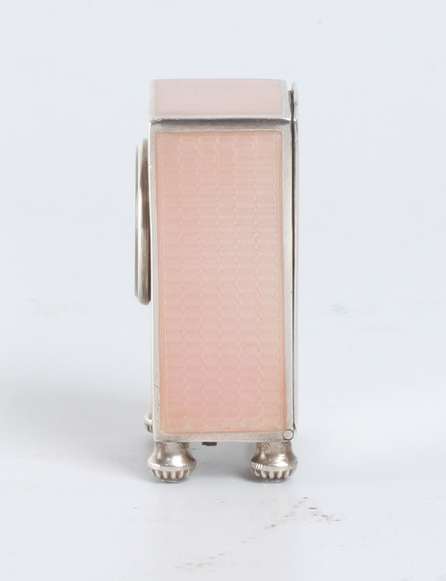 Een miniatuur Zwitsers zilveren roze transparant guilloche email klokje, circa 1900 - afbeelding 3