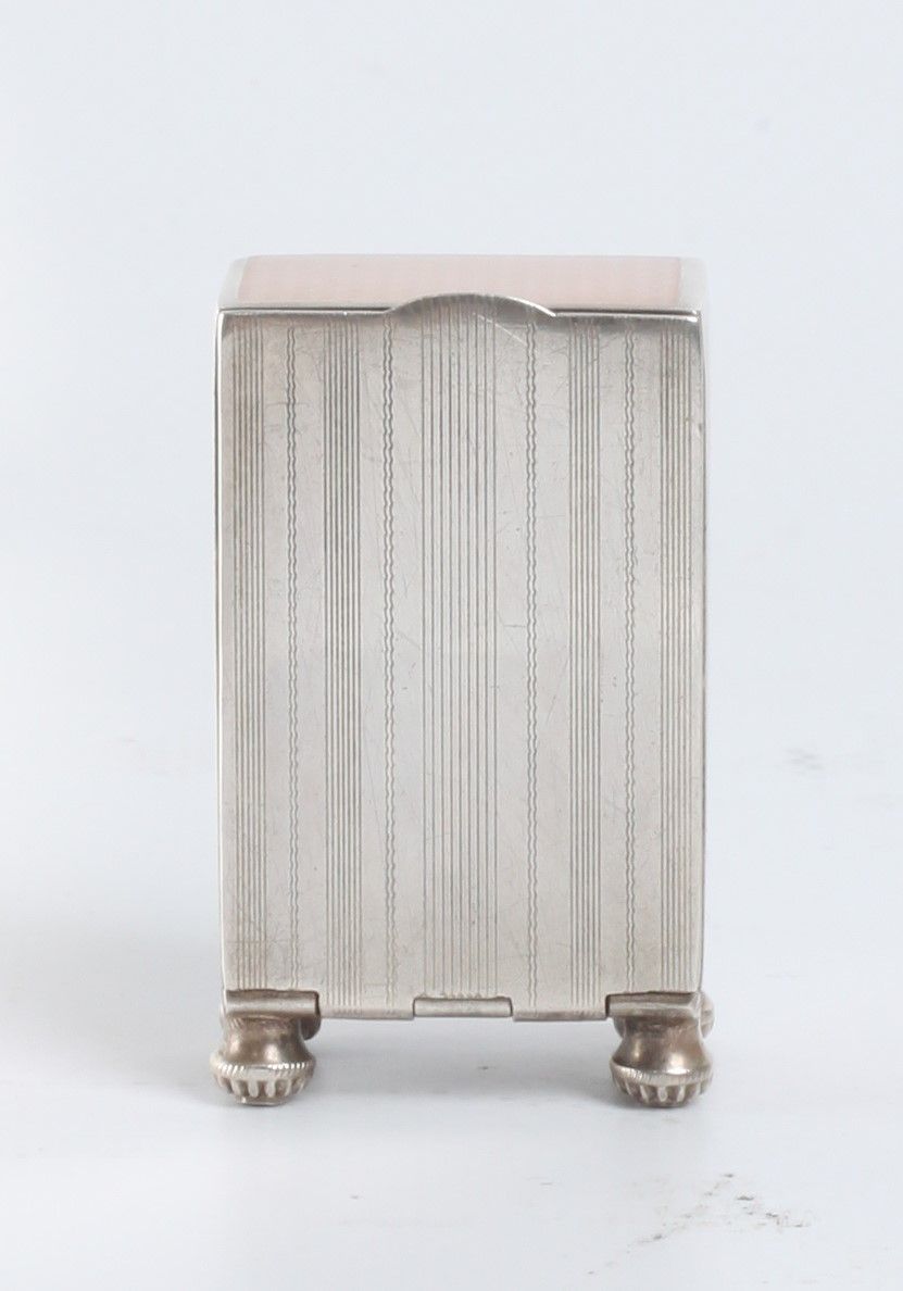 Een miniatuur Zwitsers zilveren roze transparant guilloche email klokje, circa 1900 - afbeelding 4