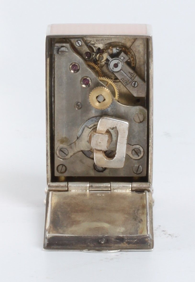 Een miniatuur Zwitsers zilveren roze transparant guilloche email klokje, circa 1900 - afbeelding 5