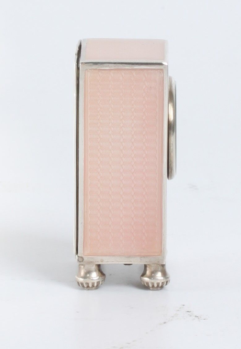 Een miniatuur Zwitsers zilveren roze transparant guilloche email klokje, circa 1900 - afbeelding 6