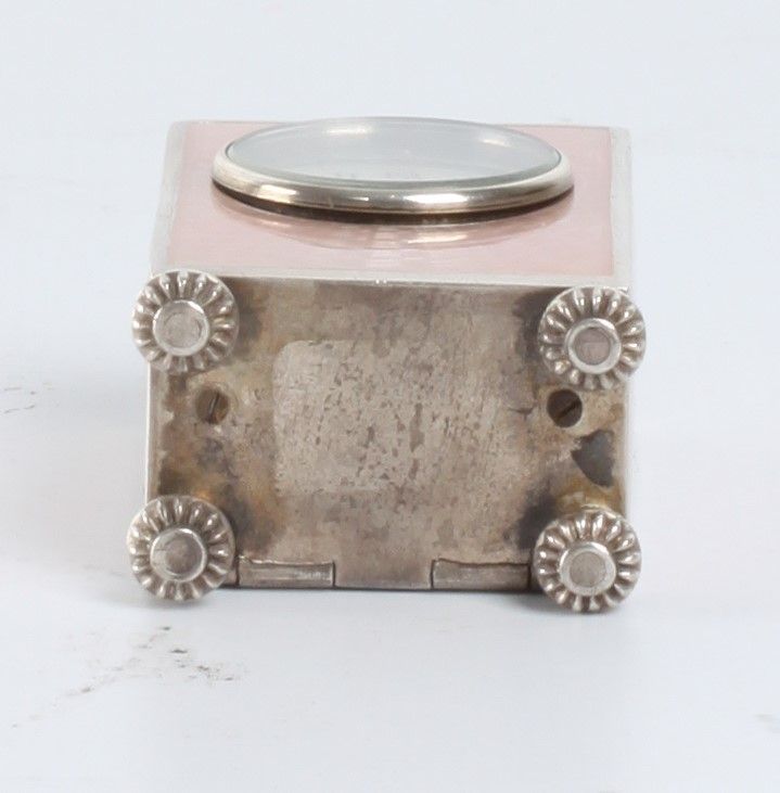 Een miniatuur Zwitsers zilveren roze transparant guilloche email klokje, circa 1900 - afbeelding 7