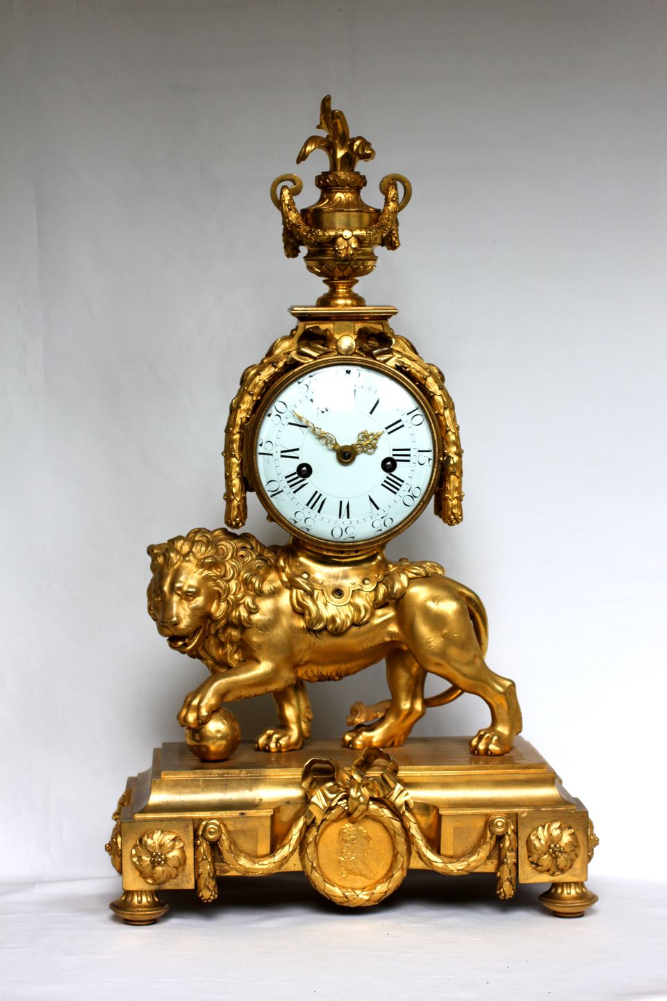 Leeuw – Louis XVI – Pendule – met het medaillon van Lodewijk XVI - afbeelding 2