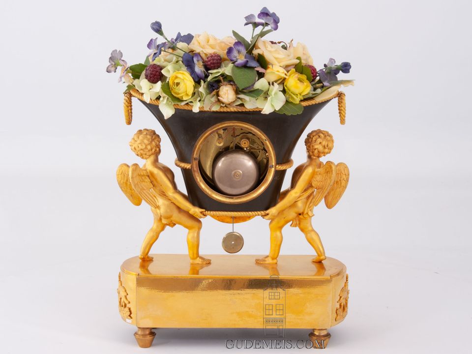 Een Frans Empire verguld en bronzen pendule, bloemenvaas met putti, circa 1800 - afbeelding 5