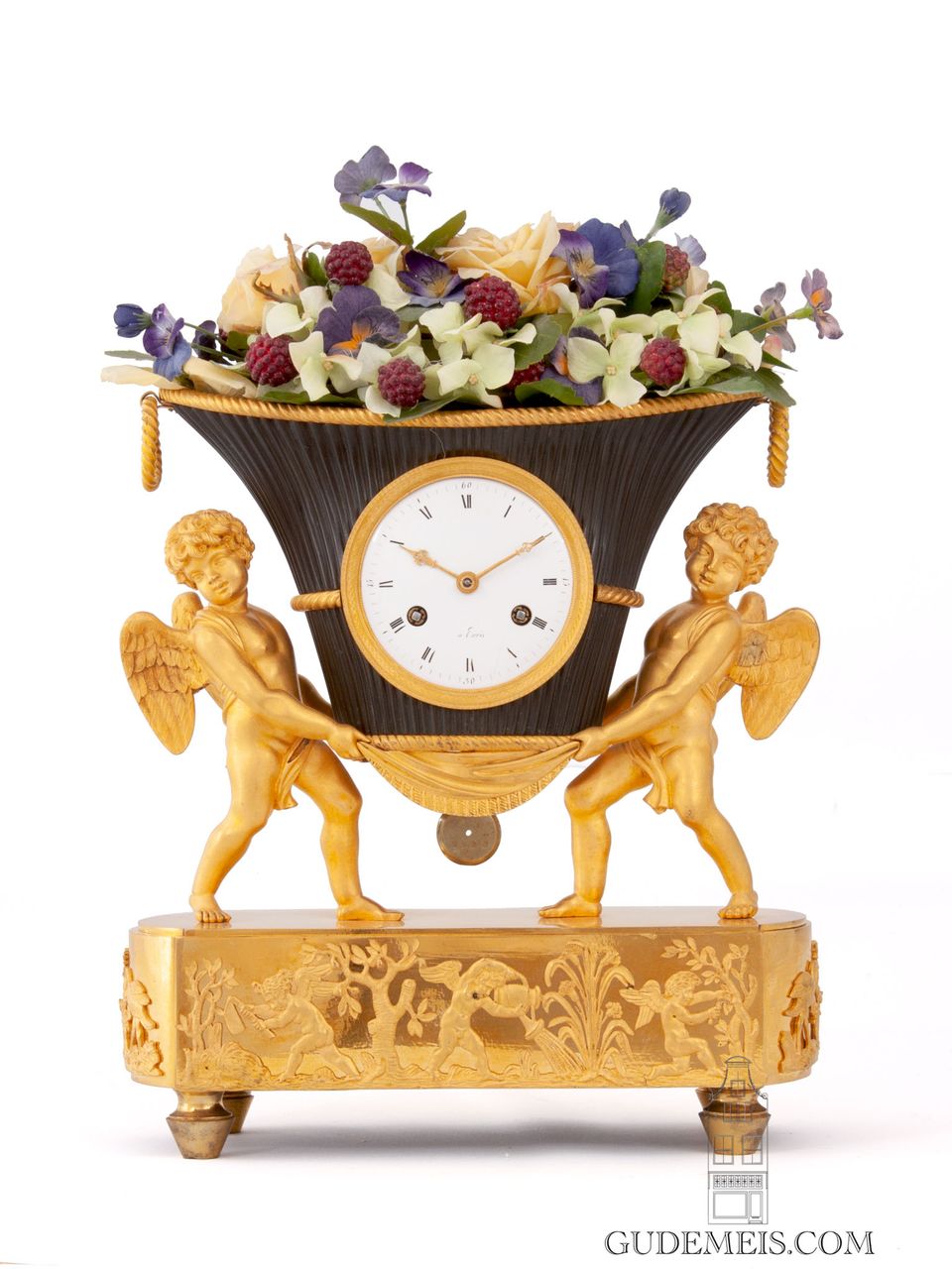 Een Frans Empire verguld en bronzen pendule, bloemenvaas met putti, circa 1800 - afbeelding 2