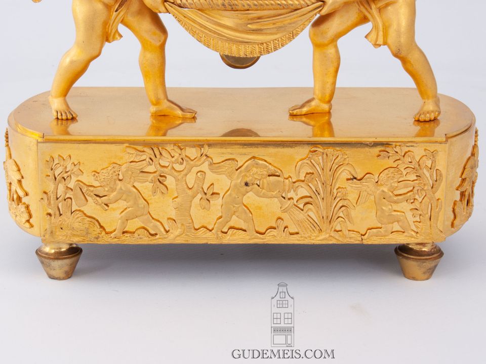 Een Frans Empire verguld en bronzen pendule, bloemenvaas met putti, circa 1800 - afbeelding 4