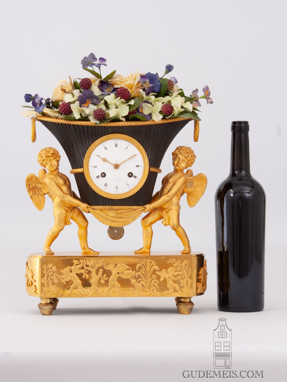 Een Frans Empire verguld en bronzen pendule, bloemenvaas met putti, circa 1800 - afbeelding 7