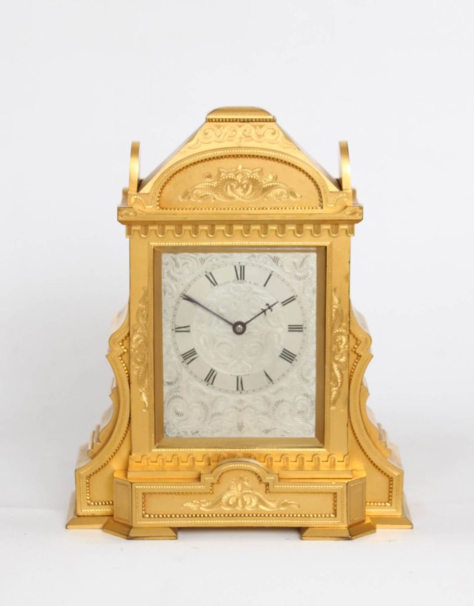Een Engels gegraveerd 'Cole type' verguld tafelklokje, Manoah Rhodes, circa 1860 - afbeelding 2