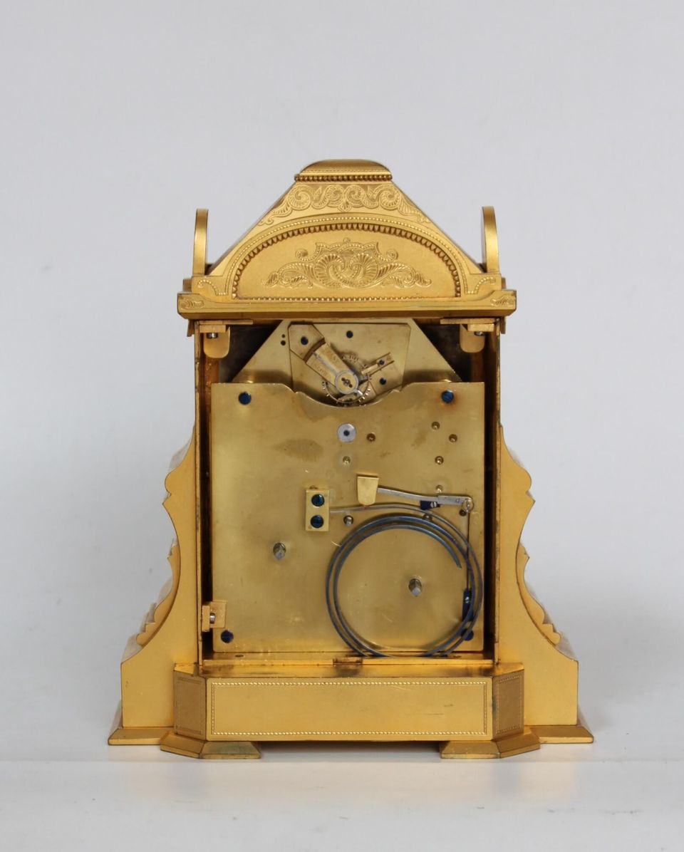 Een Engels gegraveerd 'Cole type' verguld tafelklokje, Manoah Rhodes, circa 1860 - afbeelding 4