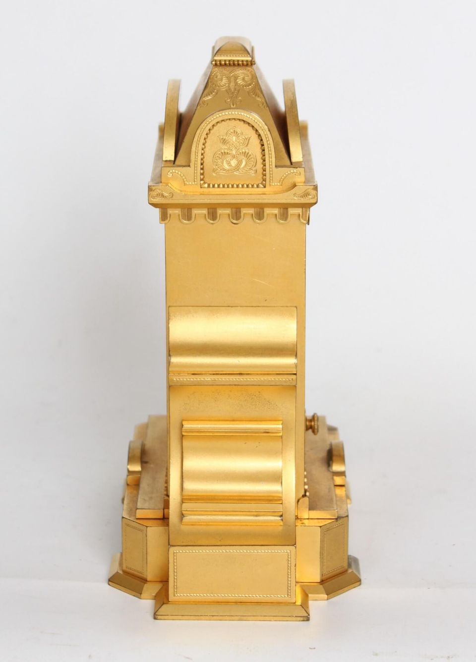 Een Engels gegraveerd 'Cole type' verguld tafelklokje, Manoah Rhodes, circa 1860 - afbeelding 5