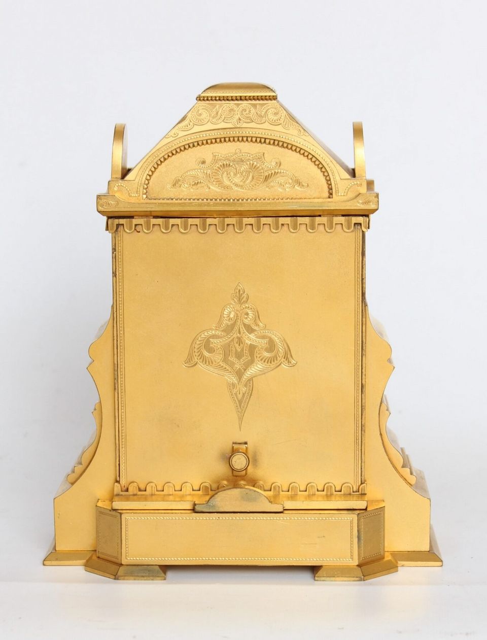 Een Engels gegraveerd 'Cole type' verguld tafelklokje, Manoah Rhodes, circa 1860 - afbeelding 6