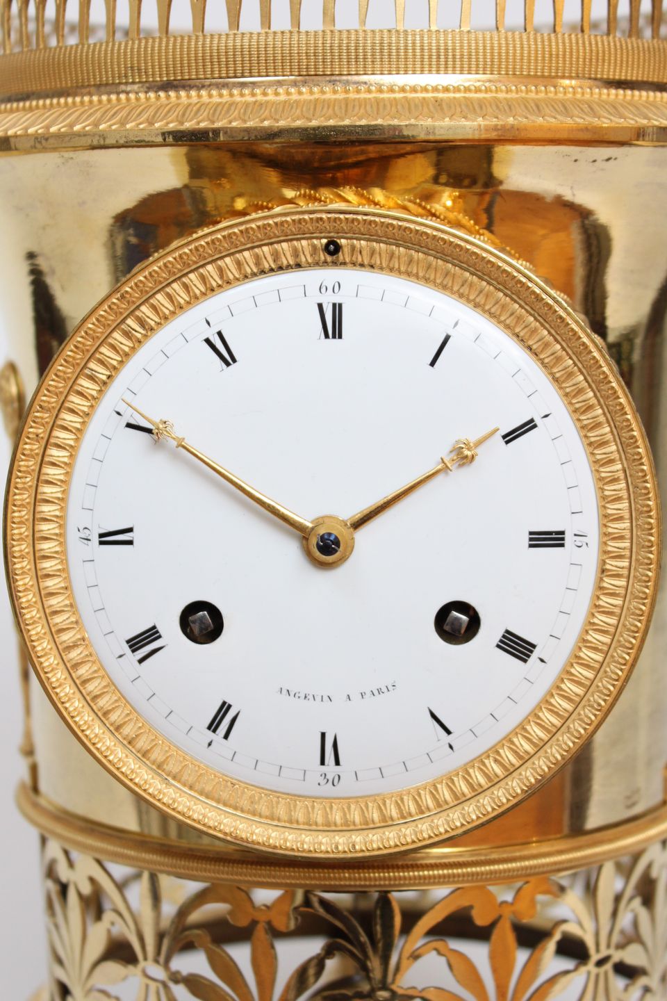 Een fraaie Franse Empire verguld bronzen vaaspendule, Angevin A Paris, circa 1800 - afbeelding 3