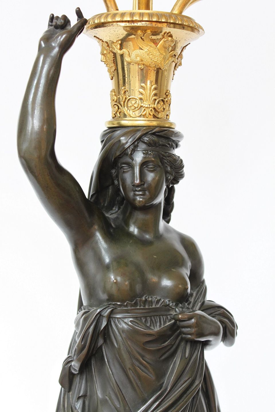 Een groot paar Franse Louis XVI bronzen kandelaars, François Remond, circa 1800 - afbeelding 3