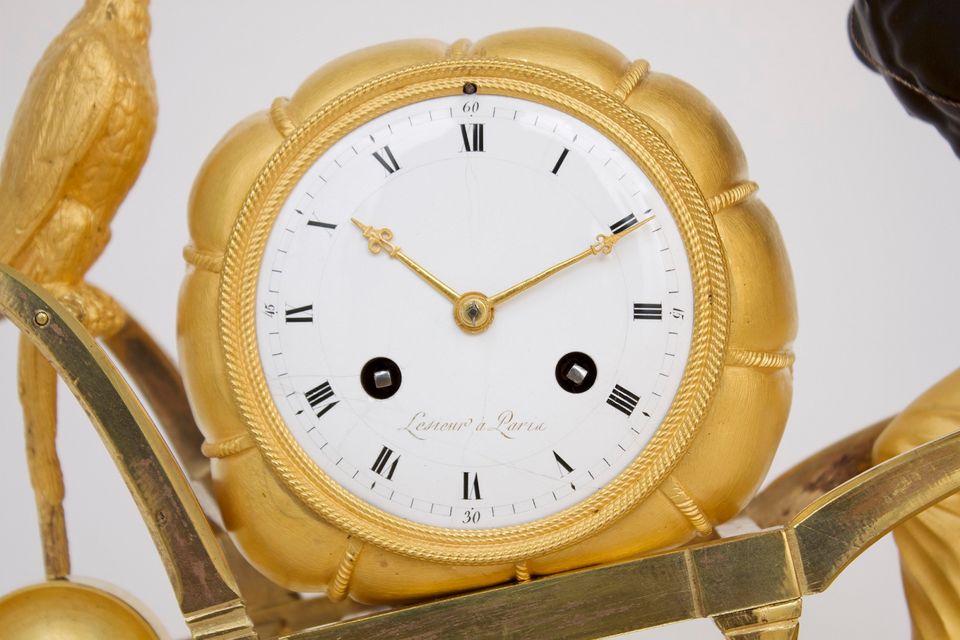 A rare French Empire ormolu and bronze ‘au bon sauvage’ mantel clock Lesieur à Paris, circa 1800 - image 5