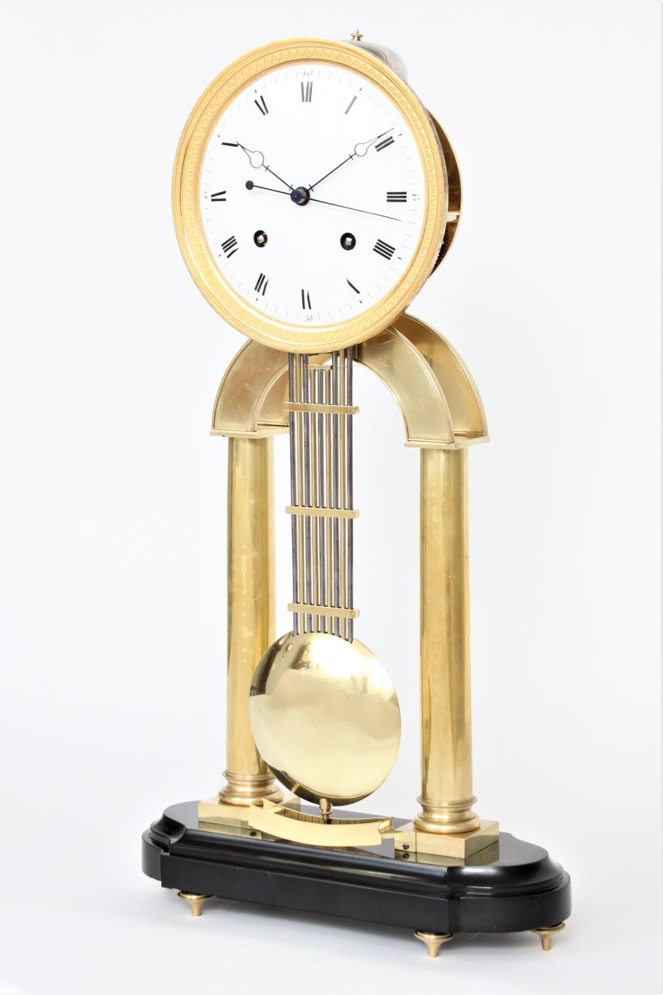 Een grote messing skeletregulateur attr. Hubert Sarton, circa 1820. - afbeelding 3