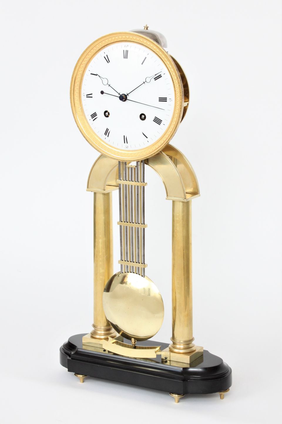 Een grote messing skeletregulateur attr. Hubert Sarton, circa 1820. - afbeelding 5