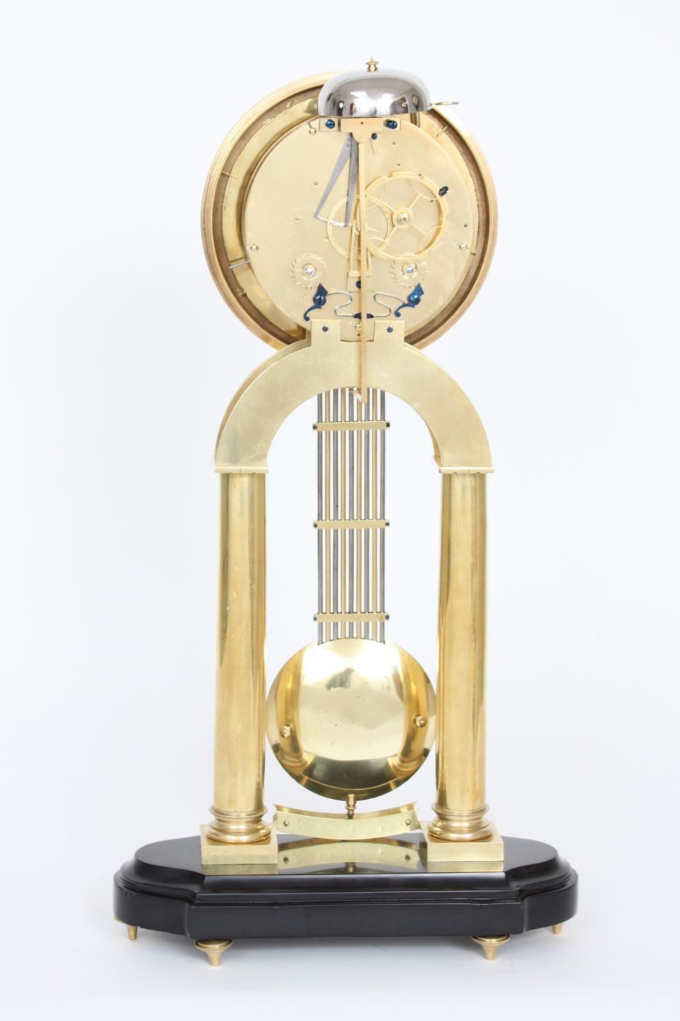 Een grote messing skeletregulateur attr. Hubert Sarton, circa 1820. - afbeelding 7