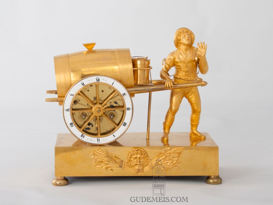 Een Franse Empire verguld bronzen pendule, Waterverkoper, circa 1810. - afbeelding 2
