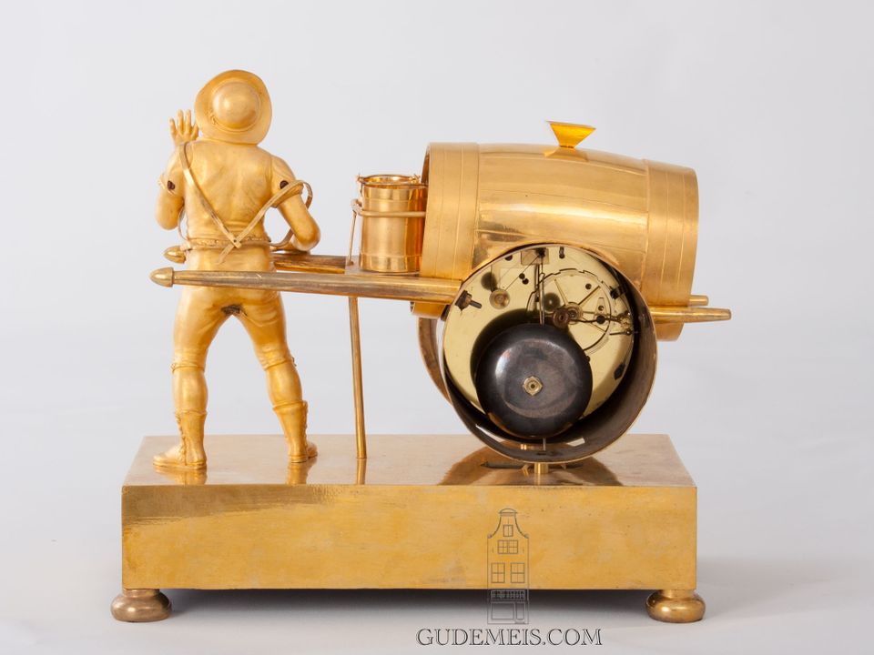 Een Franse Empire verguld bronzen pendule, Waterverkoper, circa 1810. - afbeelding 8