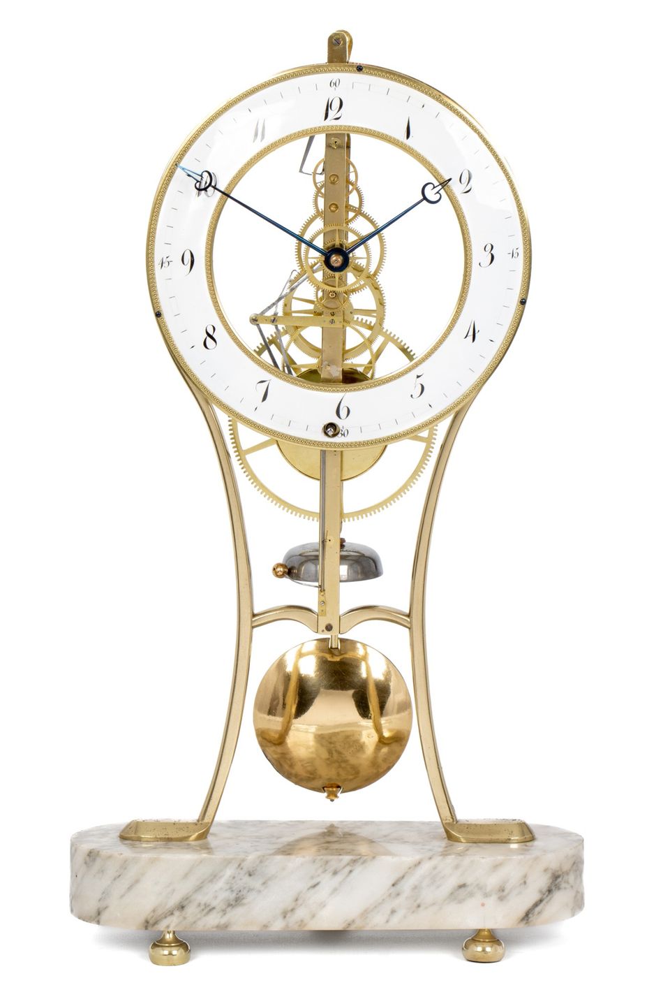 Een Franse Empire messing skeletklok met slagwerk en gangduur van een maand, circa 1800. - afbeelding 2