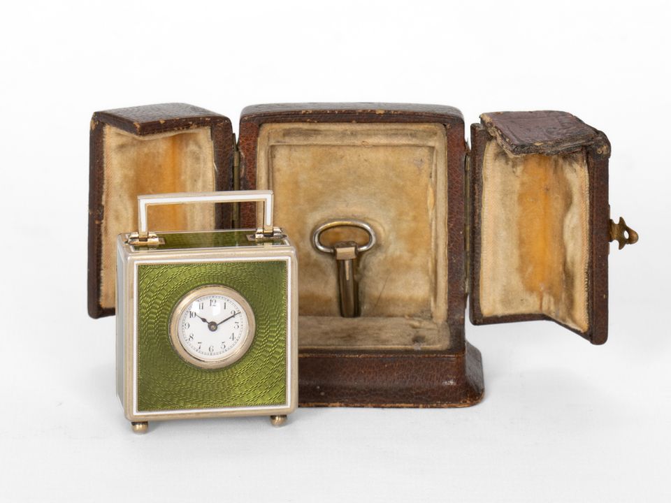 Een Zwitsers Art Deco guilloche emaillen miniatuur klokje, circa 1930. - afbeelding 3