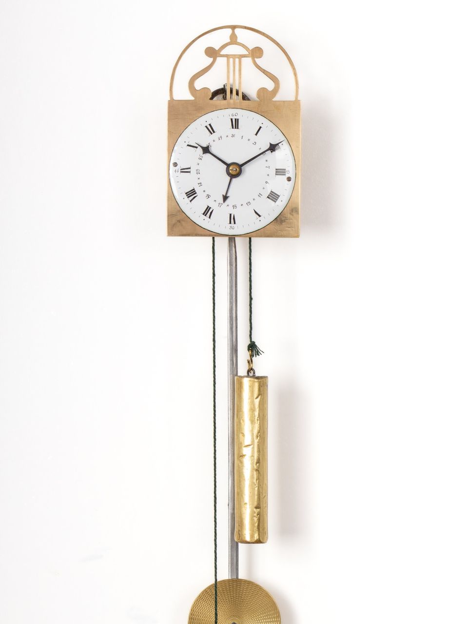 Een miniatuur Oostenrijks messing ‘Brettl Uhr’ wandklokje, circa 1850 - afbeelding 3