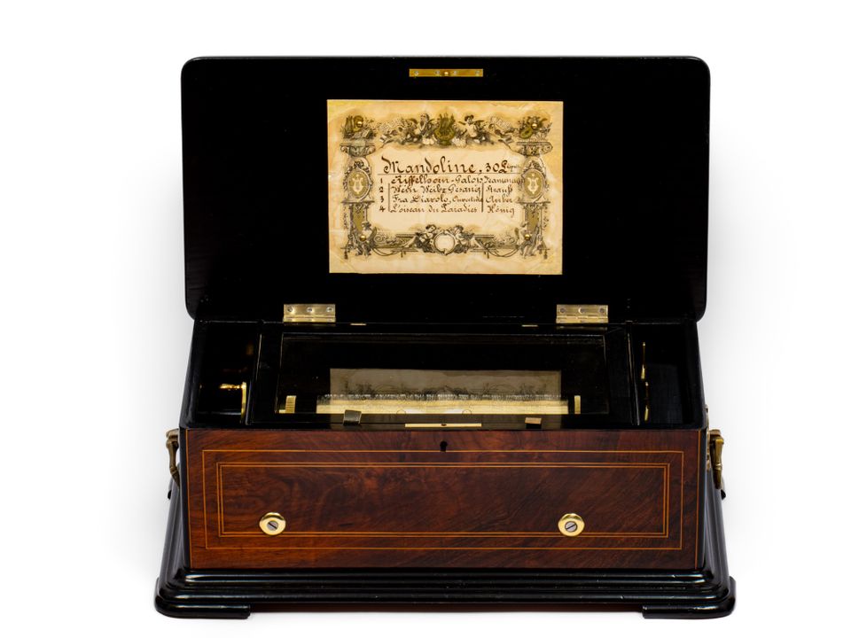 Une belle boîte à musique cylindrique incrustée de marqueterie suisse, PVF, vers 1870. - image 3