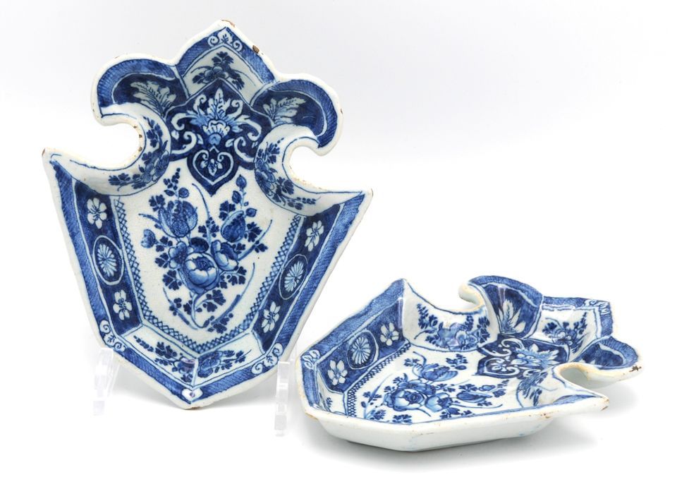 Pair of Dutch Delft Fleur-de-Lys Sweetmeat Dishes - image 4