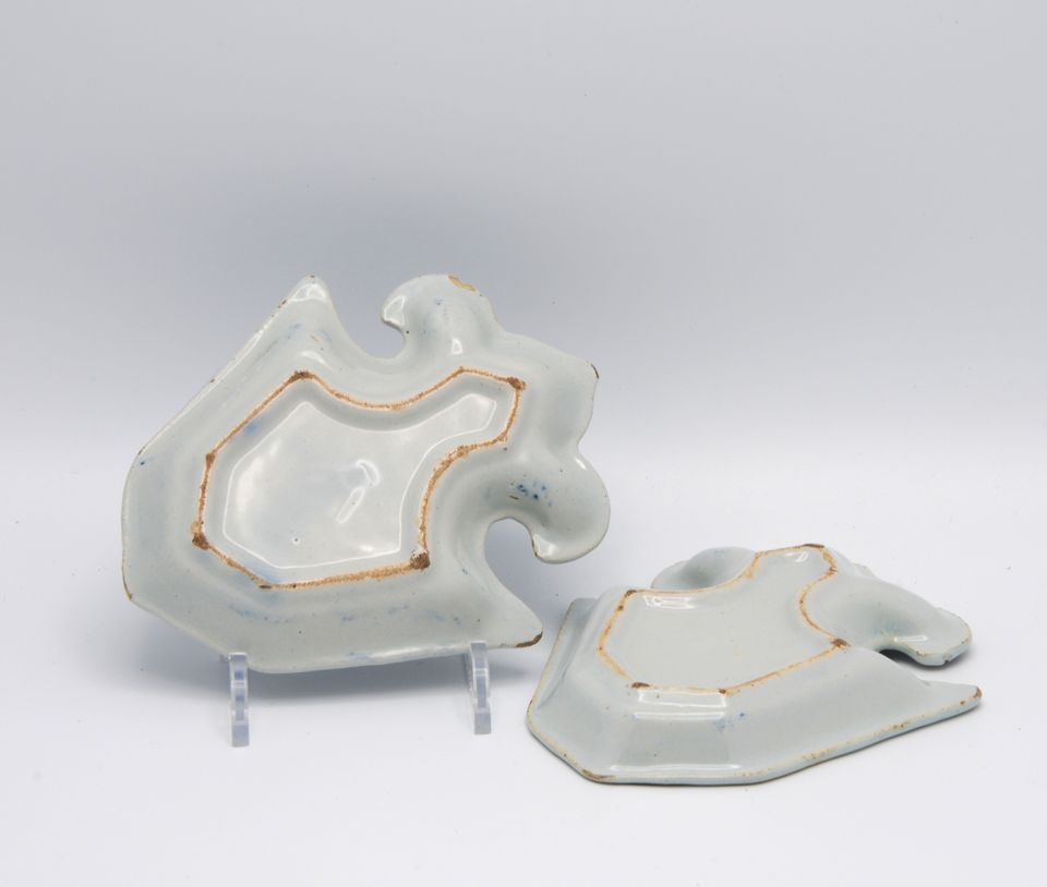 Pair of Dutch Delft Fleur-de-Lys Sweetmeat Dishes - image 6