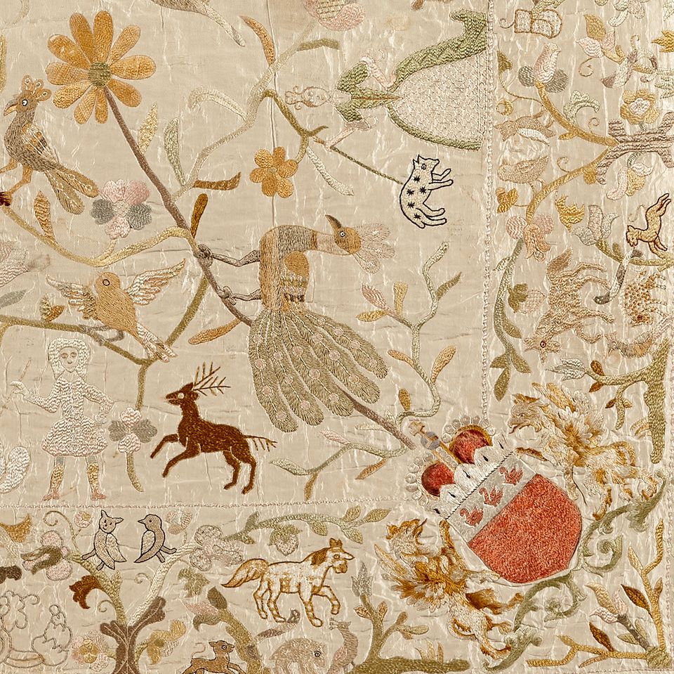 Chinese embroidered silk bedspread - image 2